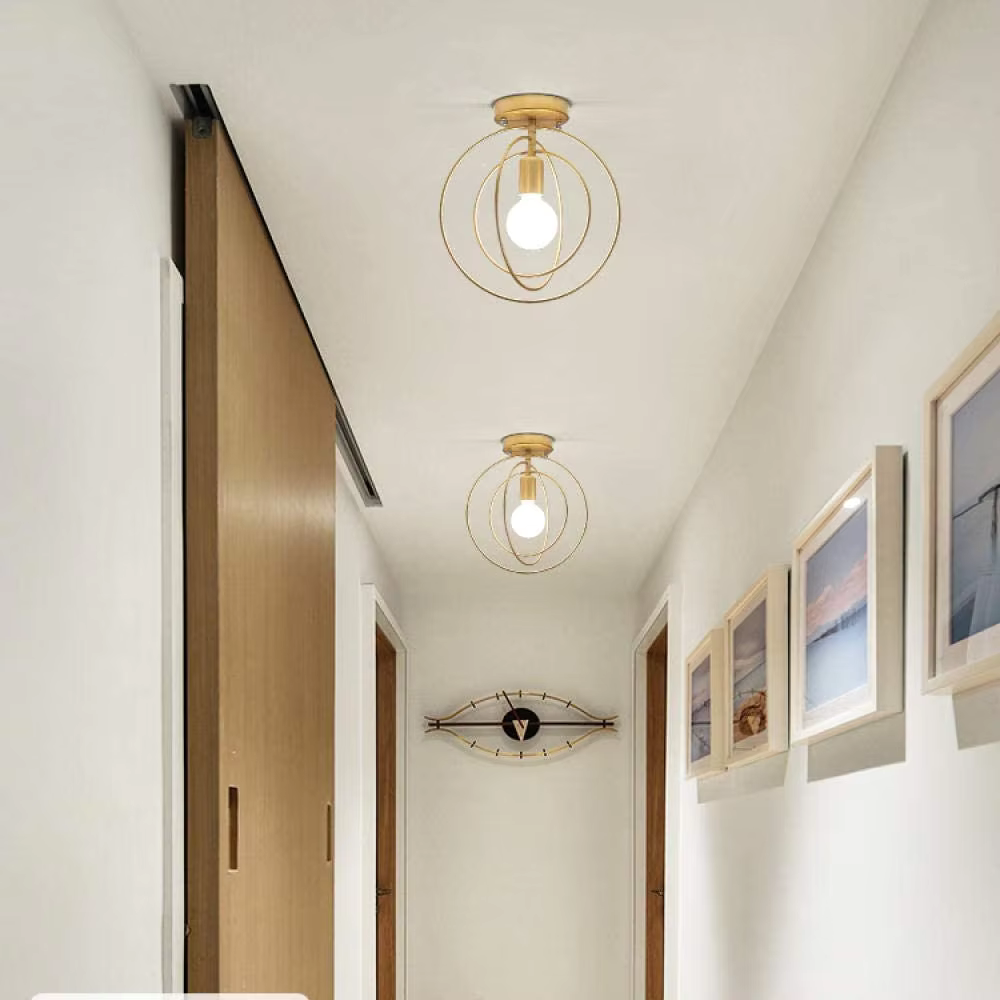 Thaleia - Lampada da soffitto moderna a forma di anello dorato" can be rewritten as:

"Thaleia - Lampada a soffitto moderna con design ad anello dorato