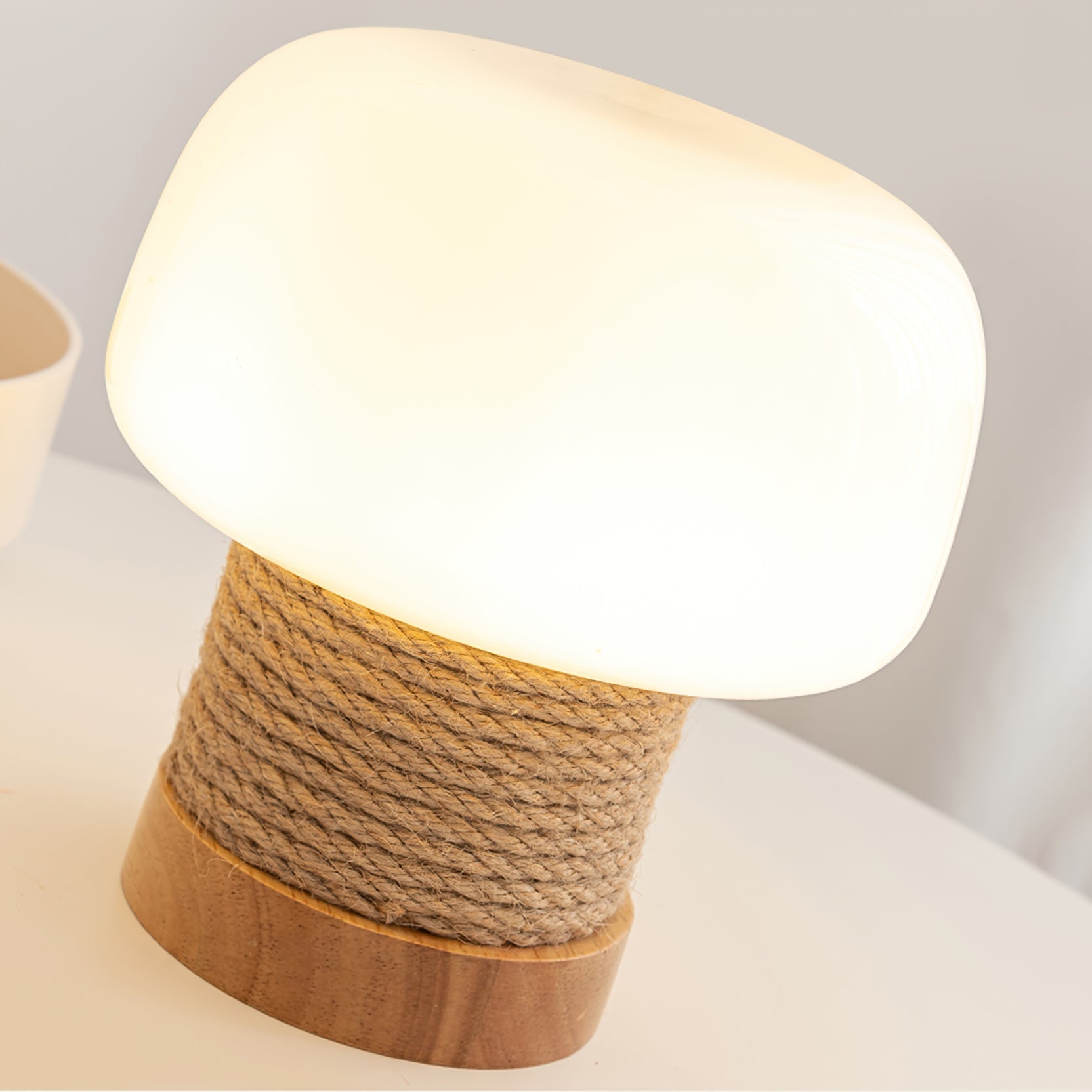 Valoria - Lampada da Tavolo LED Moderna con Design Minimalista e Base in Legno