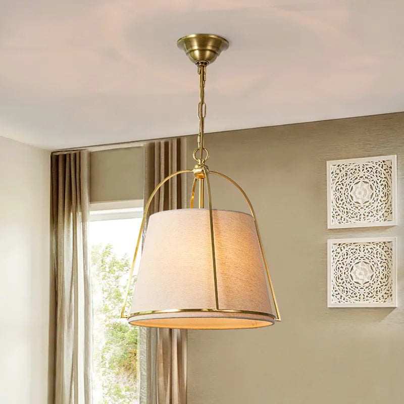Pallas - Lampada a Sospensione Moderna in Tessuto con Struttura in Ottone" can be rewritten as:

"Pallas - Lampada Sospesa Moderna in Tessuto con Struttura in Ottone